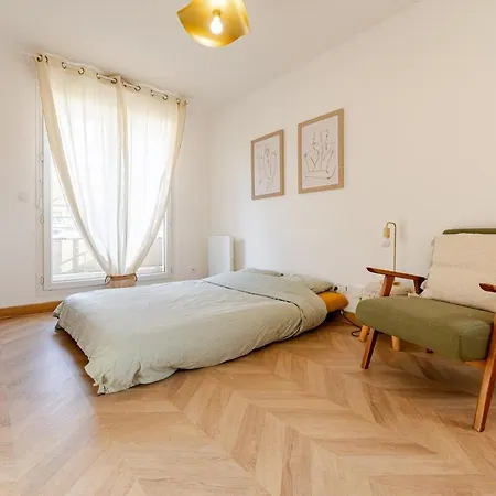 Beautiful Flat Near With Parking