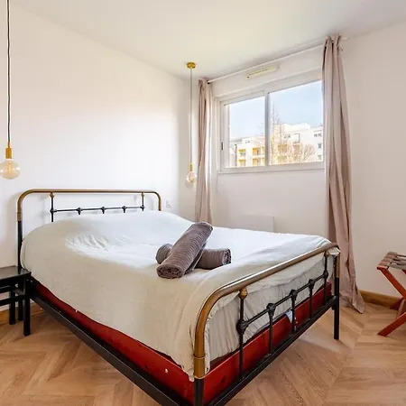 Beautiful Flat Near With Parking *