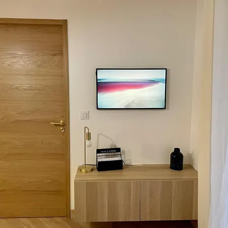 Beautiful Flat Near With Parking