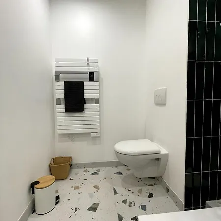 Beautiful Flat Near With Parking *