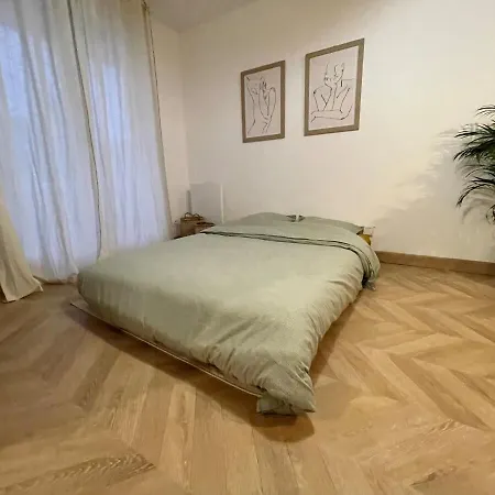 Beautiful Flat Near With Parking *