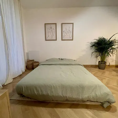 Beautiful Flat Near With Parking *